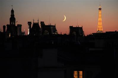 L’Hôtel de Ville - Le croissant de Lune - La Tour Eiffel - Un soir d’été