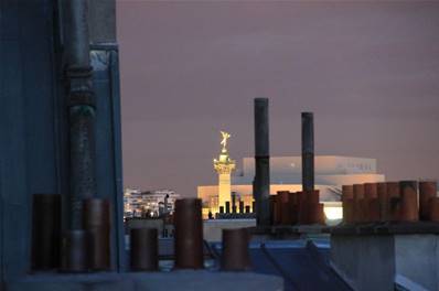 Le Génie de la Liberté au sommet de la Colonne de Juillet et l’Opéra Bastille