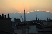 La Tour Eiffel éclairée par un nuage de lumière