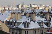Les toits du quartier du Marais sous la neige Au fond le Sacré-Coeur