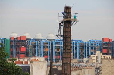 La cheminée de la Société des Orfèvres en cours de restauration, en arrière-plan Beaubourg