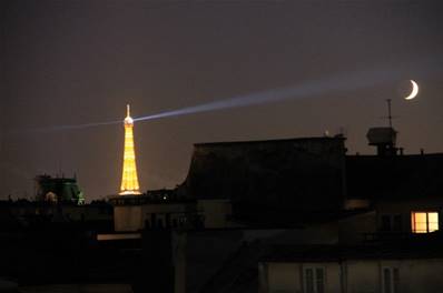 Un phare de la Tour Eiffel braqué sur le croissant de lune