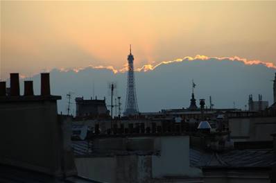 La Tour Eiffel éclairée par un nuage de lumière