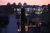 Au premier plan la cheminée restaurée de l’ancienne fonderie d’or et d’argent, au fond Beaubourg