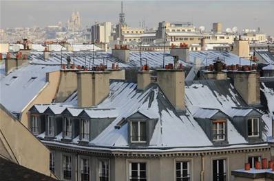 Les toits du quartier du Marais sous la neige Au fond le Sacré-Coeur