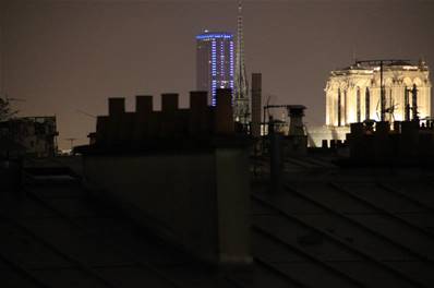 La Tour Maine-Montparnasse illuminée en bleu et Notre-Dame de Paris