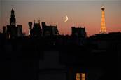 L’Hôtel de Ville - Le croissant de Lune - La Tour Eiffel - Un soir d’été