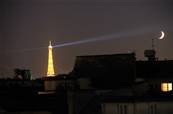 Un phare de la Tour Eiffel braqué sur le croissant de lune
