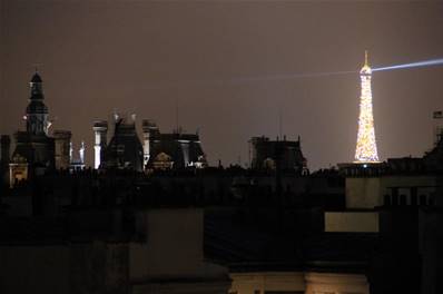 L’Hôtel de Ville et la Tour Eiffel scintillante